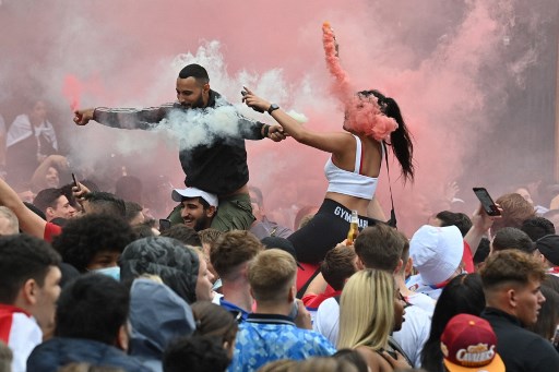 Euforia Jelang Final Euro 2020: Suar Dinyalakan, Kaleng Bir Beterbangan