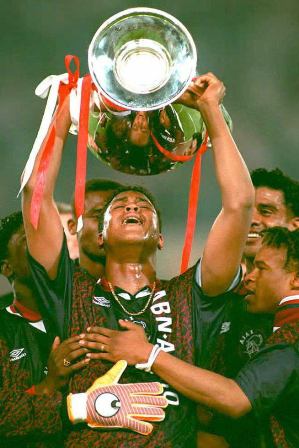 1995: Kluivert Persembahkan Trofi Liga Champions untuk Ajax