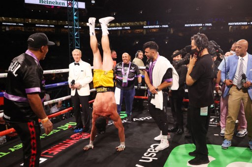 Mayweather Gagal Pukul Jatuh Logan Paul