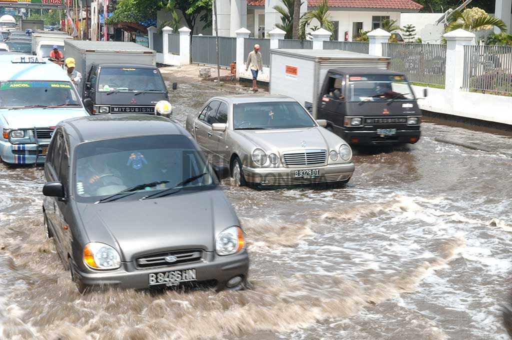 Waspada Kinerja Rem Mobil Terganggu karena Genangan Air