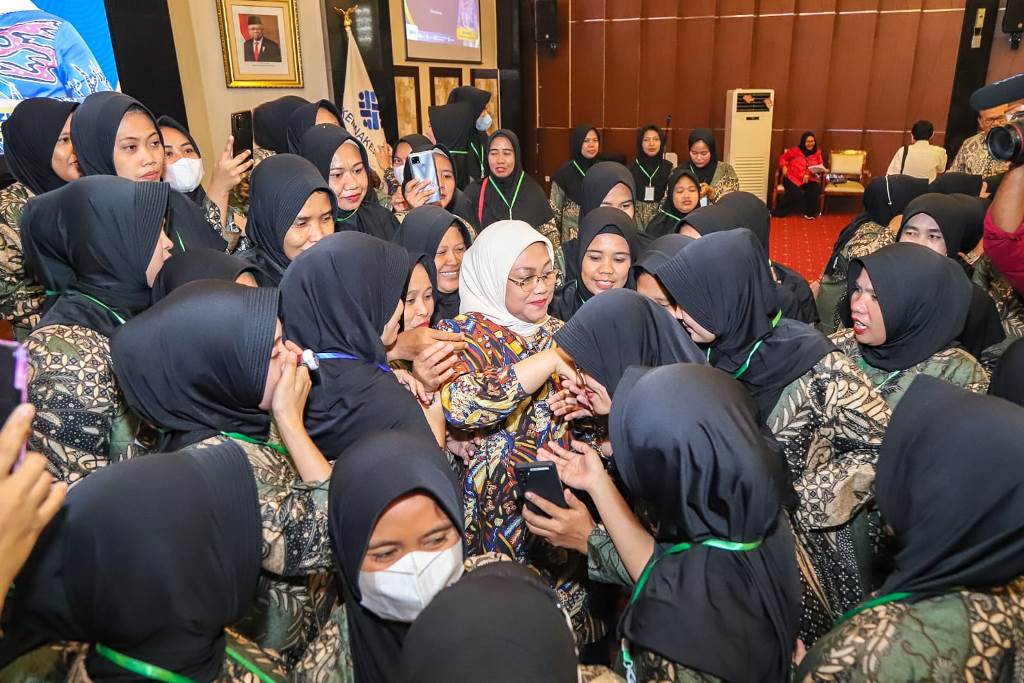 Menaker Lepas 100 Pekerja Migran Program SPSK ke Arab Saudi