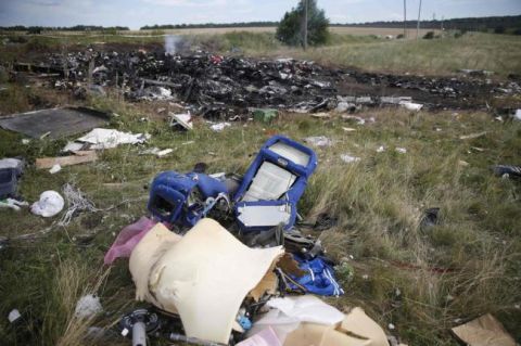 Pakai <i>Make-Up</i> Jarahan di MH17, Gadis Ukraina Dimaki-maki