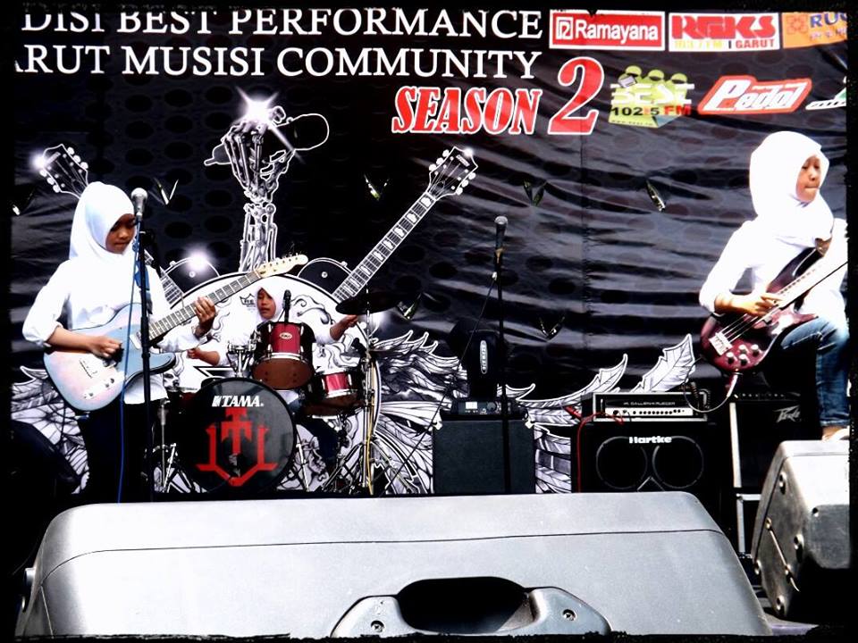 Tiga Hijaber Metal