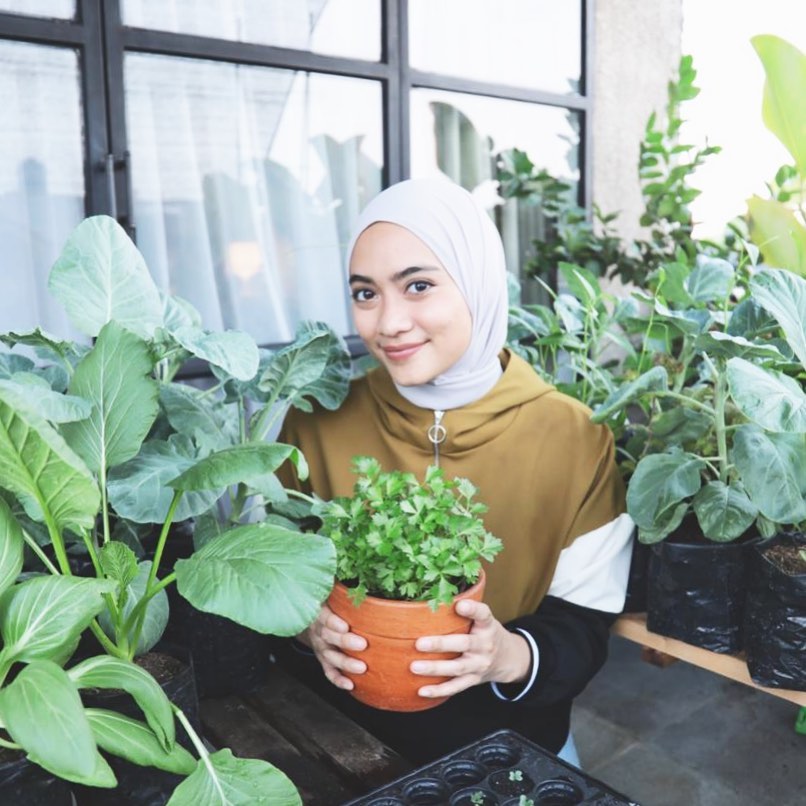 10 Artis Indonesia yang Hobi Berkebun