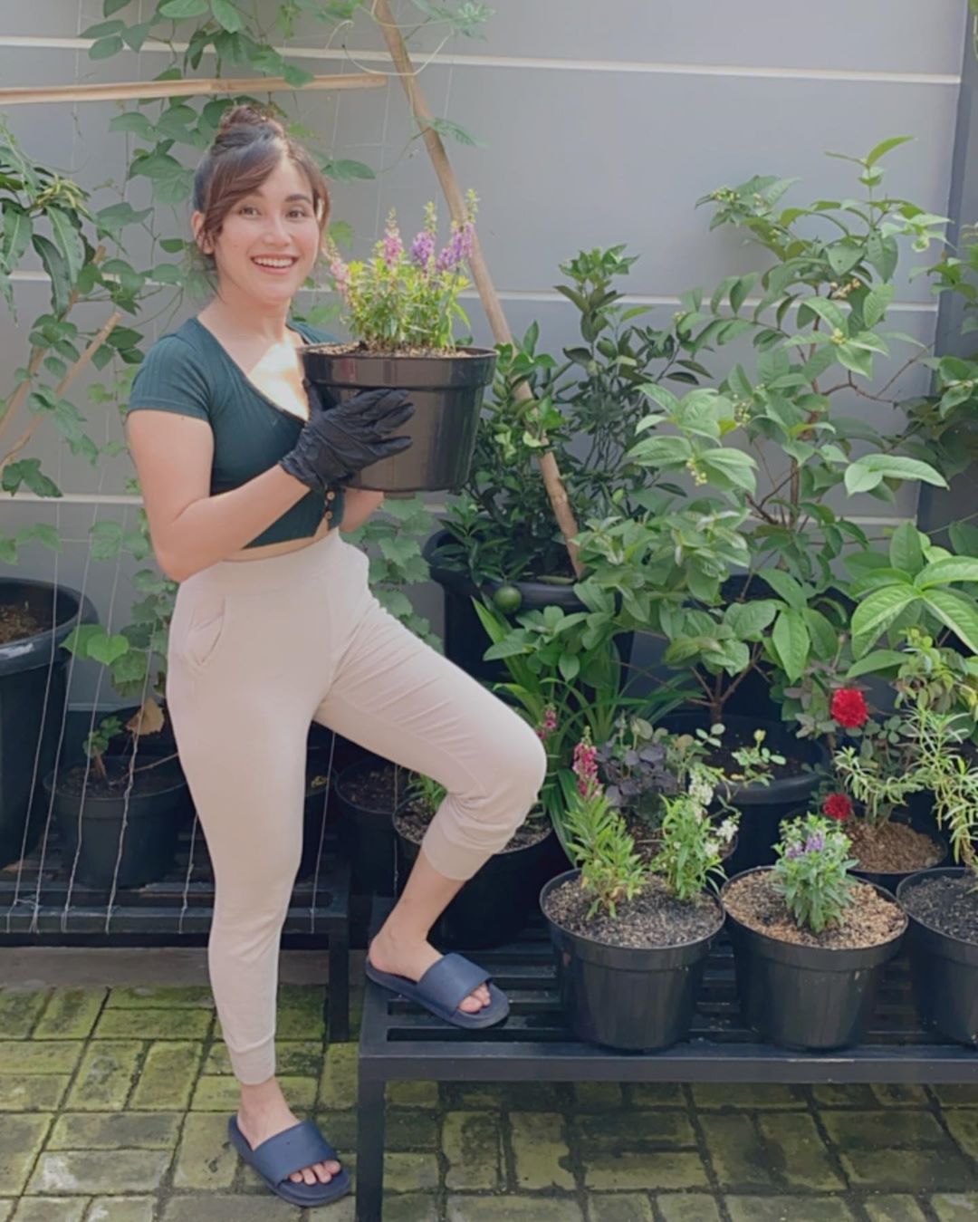 10 Artis Indonesia yang Hobi Berkebun