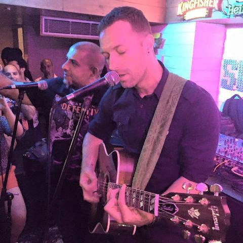Tampil Dadakan, Chris Martin Jadi Trending Topic di India