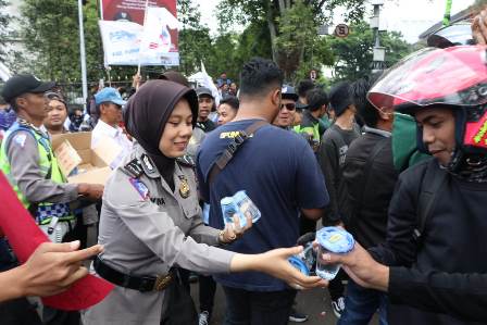 Demo Buruh di Bandung Diwarnai Swafoto Dengan Polwan