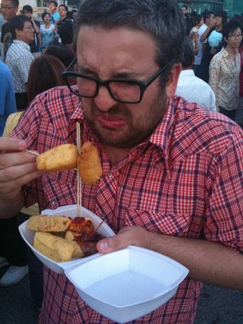 Seseorang muslim pendatang sedang mencicipi Stinky Tofu/Salman