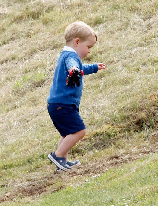 Sepatu Crocs yang Dipakai Pangeran George Terjual Habis
