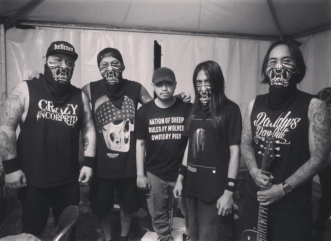 Hellcrust, Rumah Terakhir Lima Perwira Metal