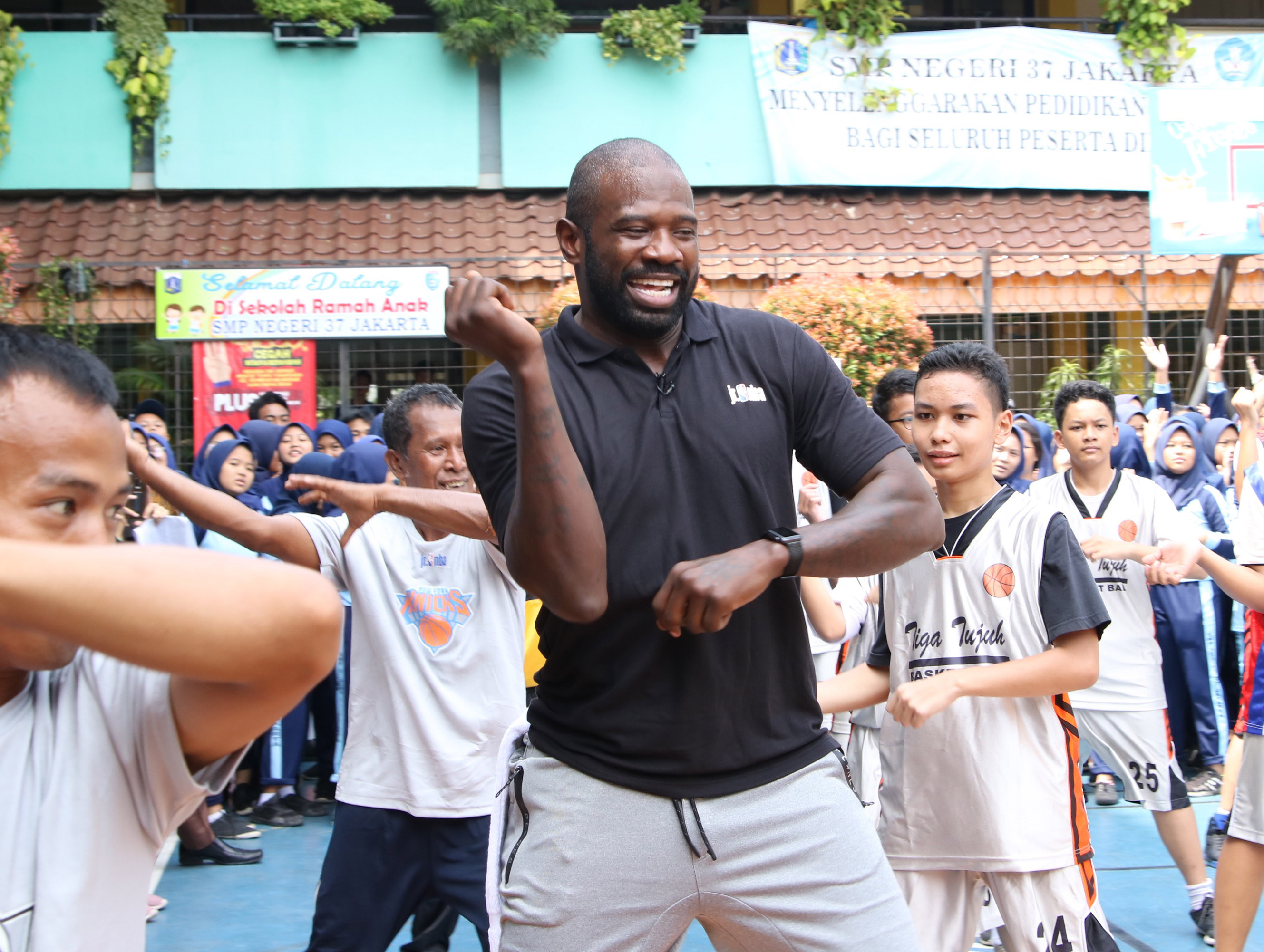 Siswa SMA Jakarta Dilatih Juara Slam Dunk NBA