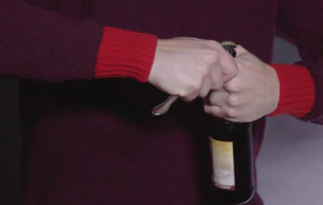 6 Cara Membuka Botol Tanpa Menggunakan Bottle Opener Medcom Id