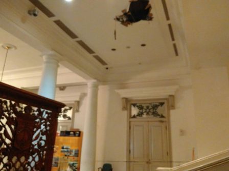 Teknisi AC Jatuh dari Plafon Kantor Ahok