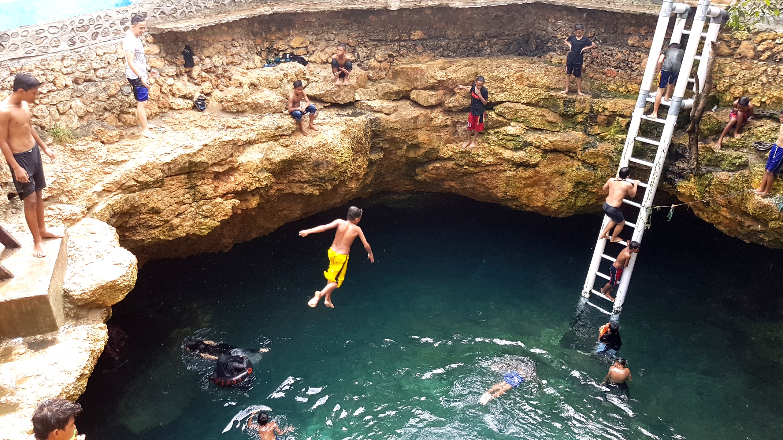 Atraksi Loncat Indah Bocah Kaili di Pusat Laut Donggala