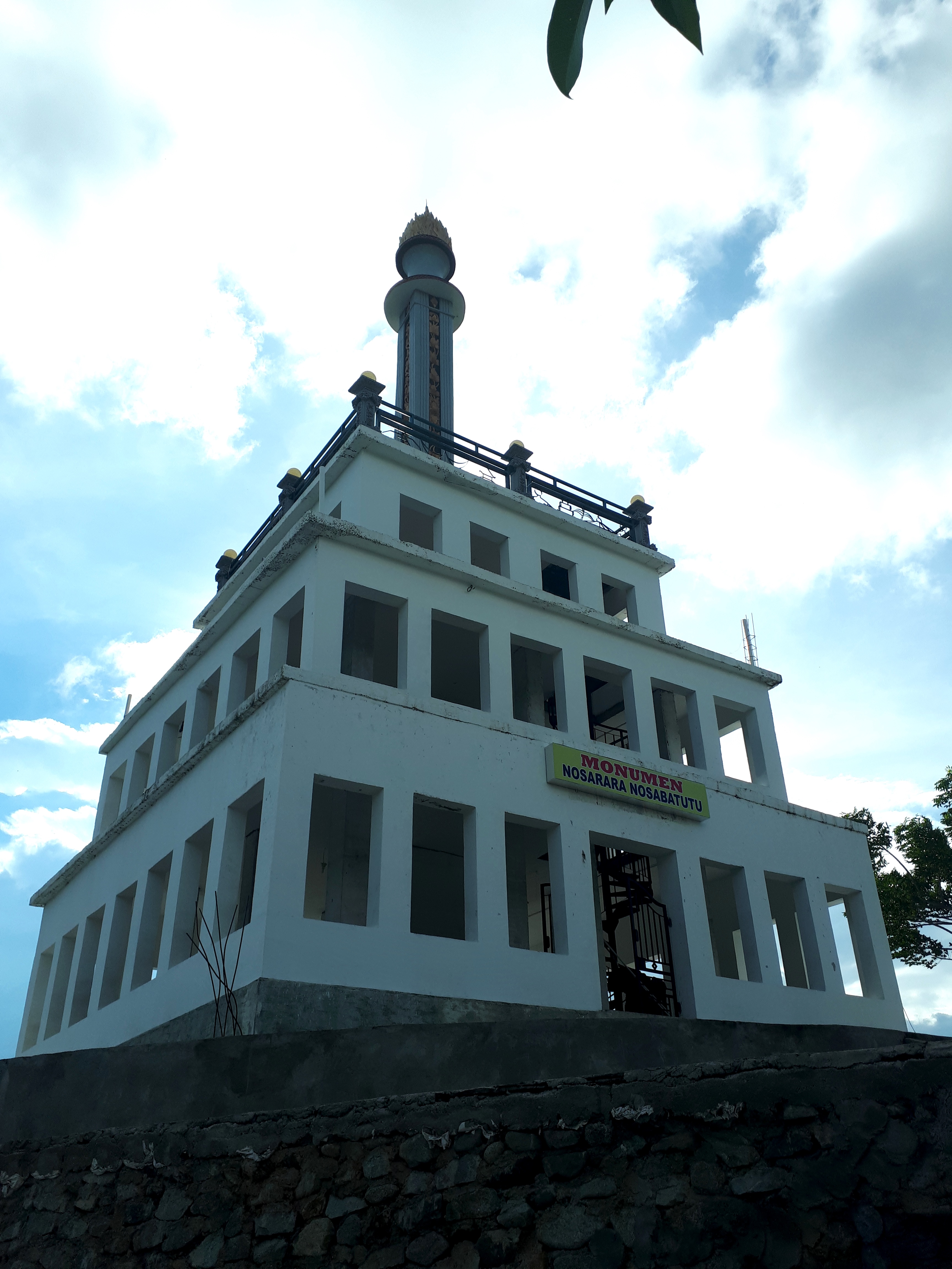 Melihat Indahnya Kota Palu Melalui Tugu Perdamaian Nosarara Nosabatutu