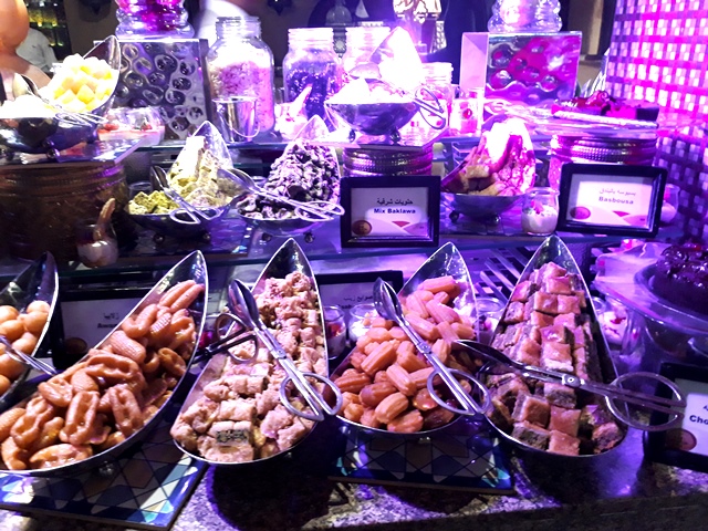 Al Hadheerah Bab Al Shams, Makan Malam Bermenu Bintang