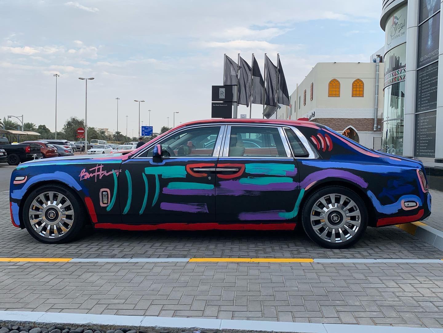 Rolls-Royce Phantom Penuh Coretan, Harganya Malah Naik?