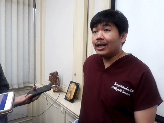 Terlalu Lama Duduk Rentan Skoliosis?