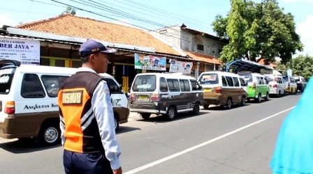 Ratusan Sopir Angkot di Kuningan Mogok