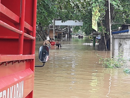Warga Wisma Tajur Ciledug Menanti Evakuasi