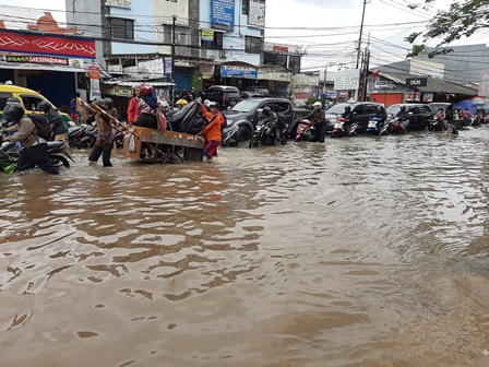 Tanggul Buatan Pemkot Tangerang Dijebol Warga