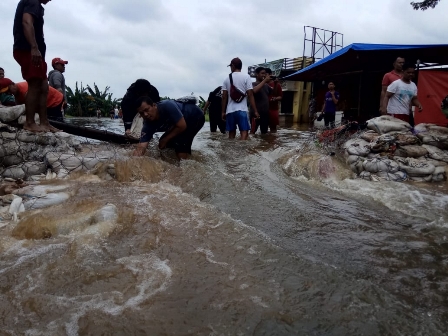 Tanggul Buatan Pemkot Tangerang Dijebol Warga