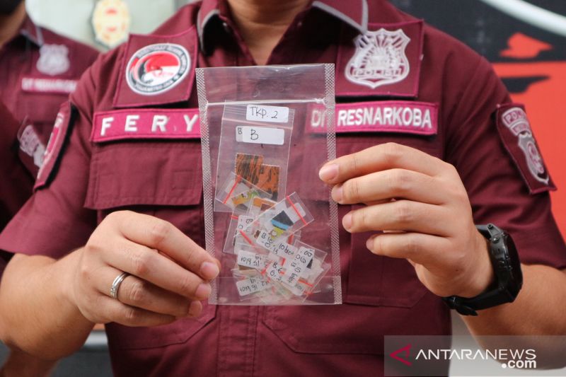 Anggota Direktorat Reserse Narkoba Polda Metro Jaya menunjukkan contoh narkotika jenis 