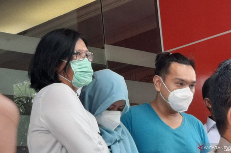 Pedangdut Velline Chu (tengah pakai jilbab) bersama suaminya dihadirkan saat rilis di Mapolres Jakarta Selatan, Senin (10/1/2022). ANTARA/Sihol Hasugian