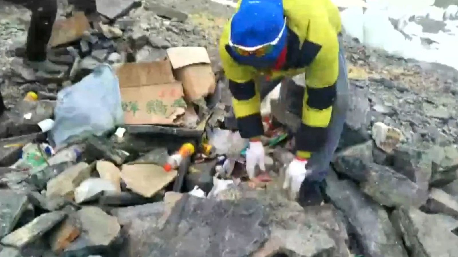 Empat Ton Sampah Diangkut dari Gunung Everest