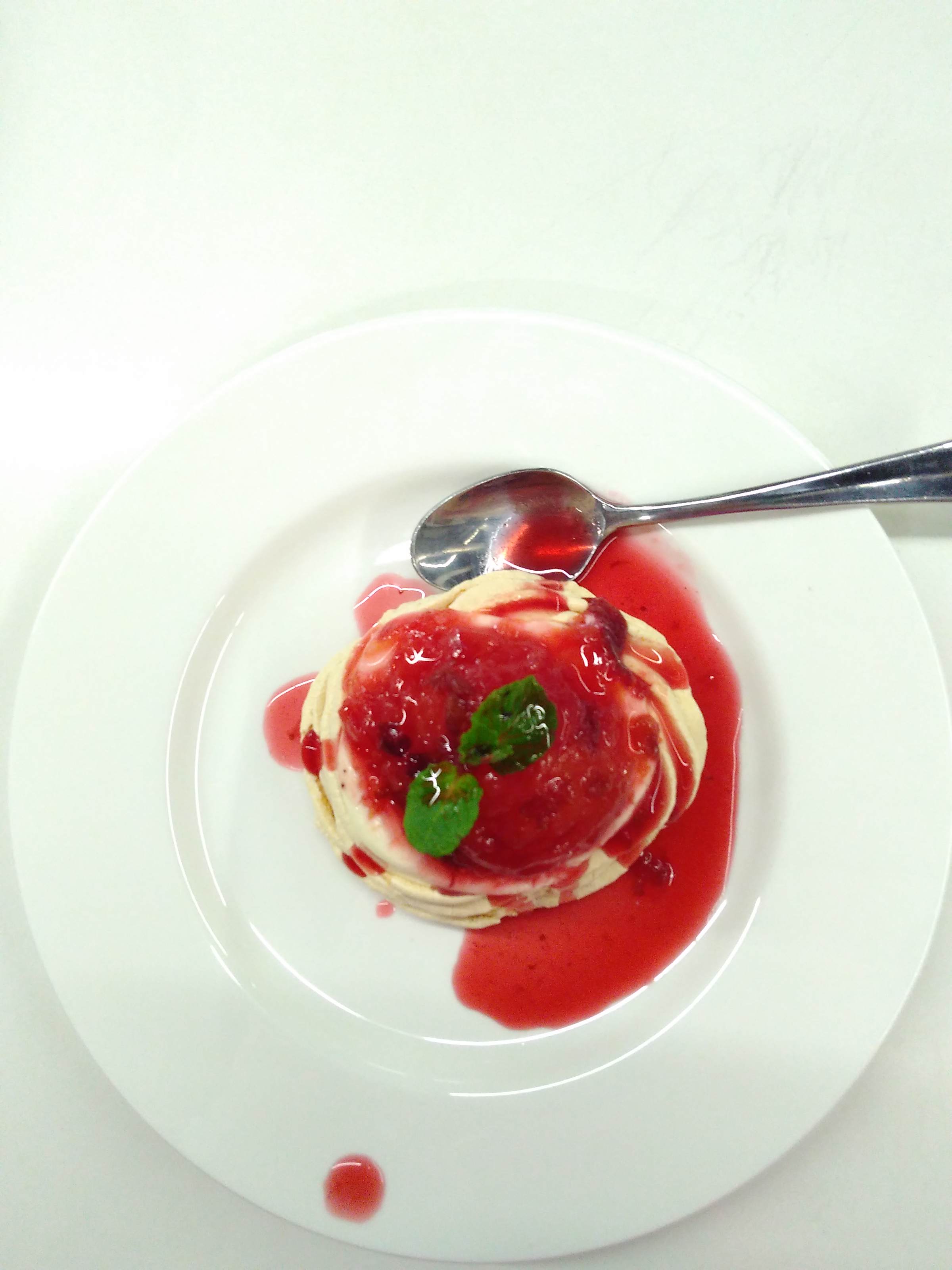 Cara Membuat Pavlova dengan Saus Plum