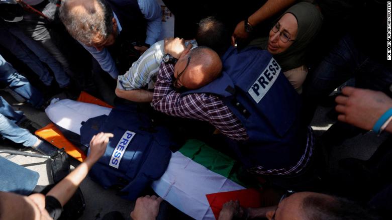 Para pelayat, termasuk para jurnalis, menangis di sebelah jenazah reporter Al Jazeera Shireen Abu Akleh. Foto: CNN