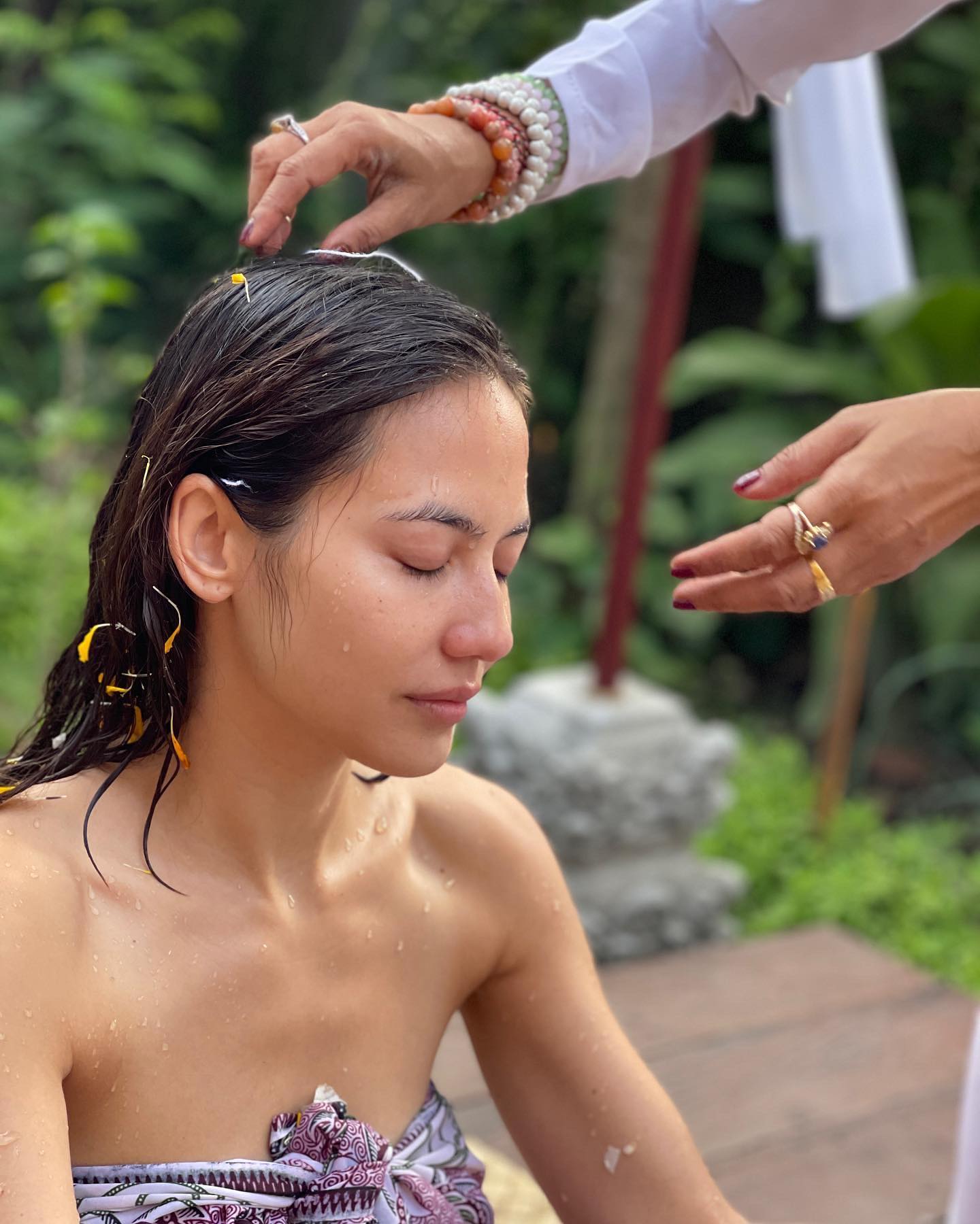 Ikut Tradisi Melukat di Bali, Pevita Pearce Jawab Kabar Pindah Agama