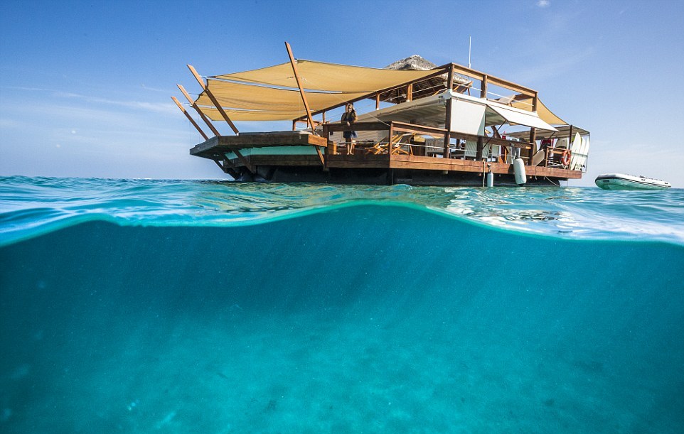 Unik Kafe Ini Sajikan Hidangan Di Atas Laut