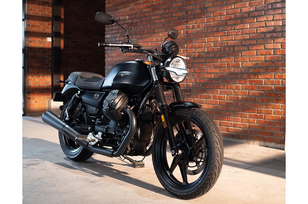 Moto Guzzi New V7 Stone Melanjutkan Jalan Hidup Sang Legenda