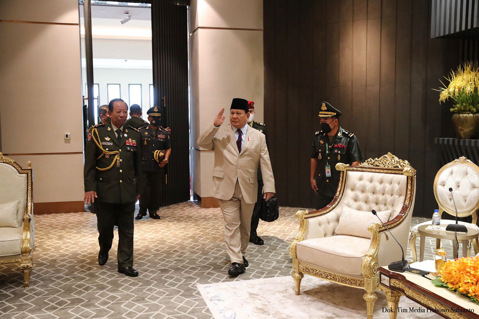 Momen Hangat Prabowo dan Menhan Kamboja saat Diskusi Empat Mata