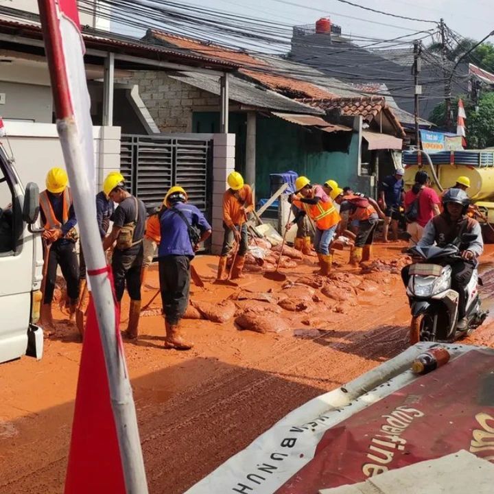 Aksi Pasha Ungu Marah-Marah karena Lumpur Merah Luber ke Jalanan