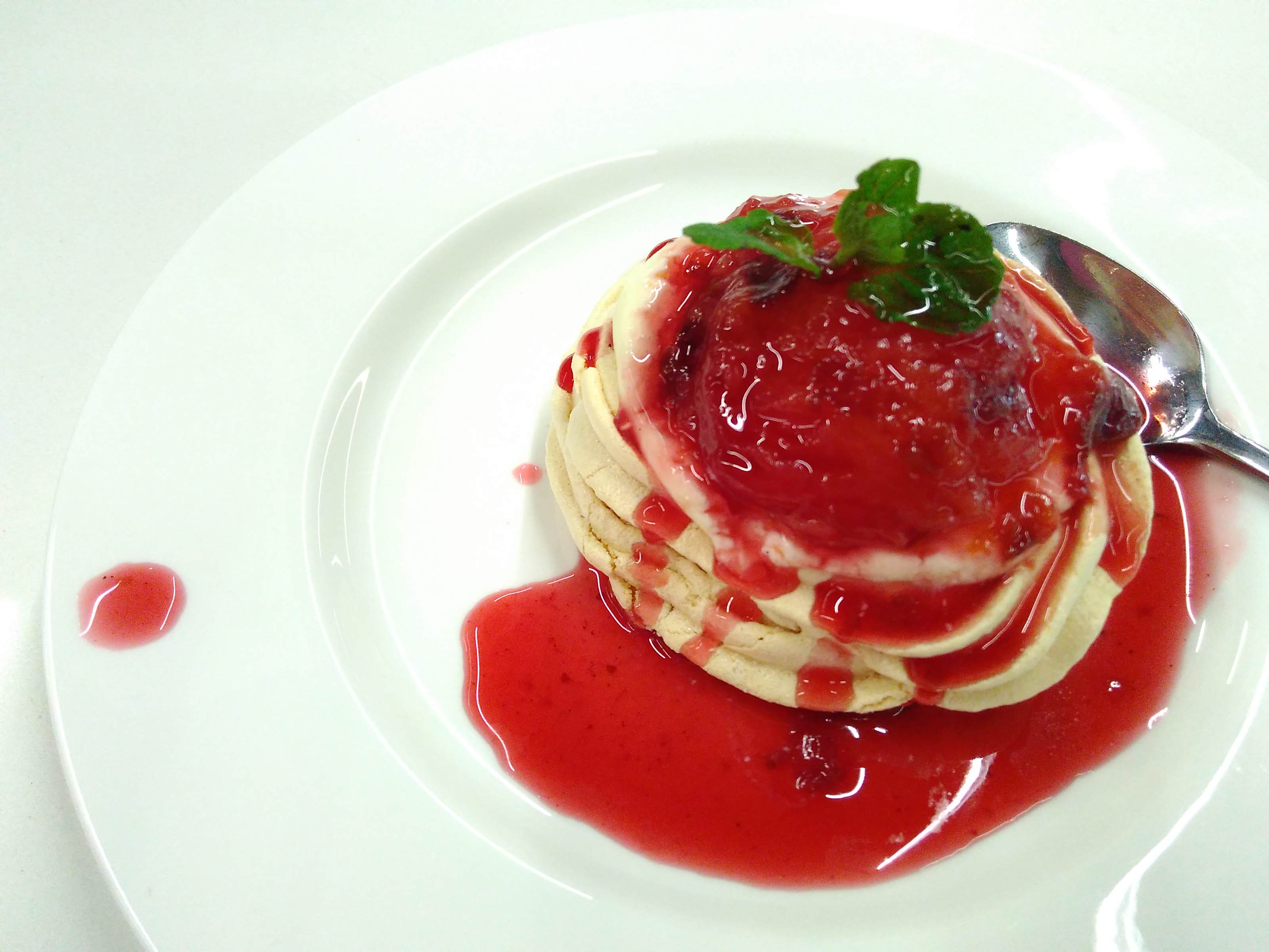 Cara Membuat Pavlova dengan Saus Plum