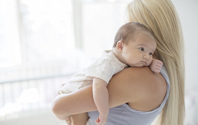 Alasan Ibu Cenderung Menggendong Bayi di Bagian Kiri Tubuh