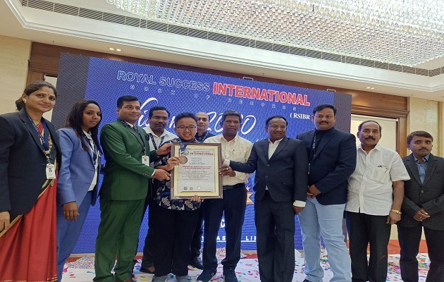 Bocah Kendal Pecahkan Rekor Bermain Piano di India