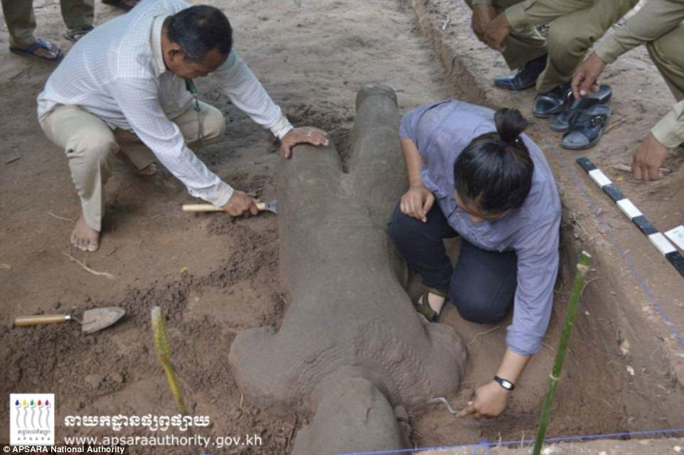 Patung Kuno Abad ke-12 Ditemukan di Angkor Wat Kamboja