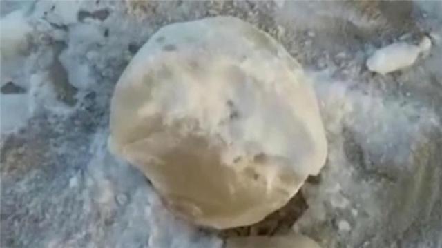 Bola Salju Raksasa Misterius Muncul di Pantai Rusia