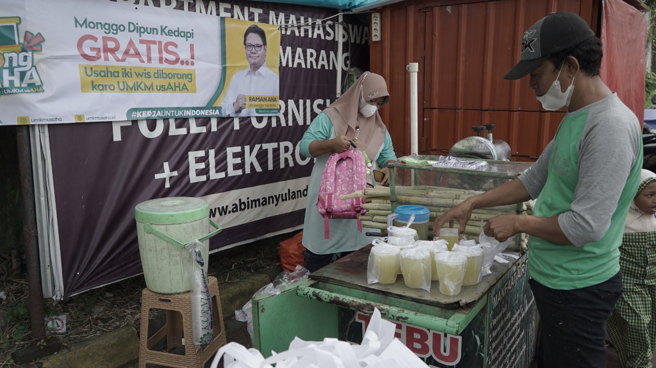 Ajak Masyarakat Belanja di UMKM, Kelompok Binaan Airlangga Hartarto Keliling Jateng-Yogya