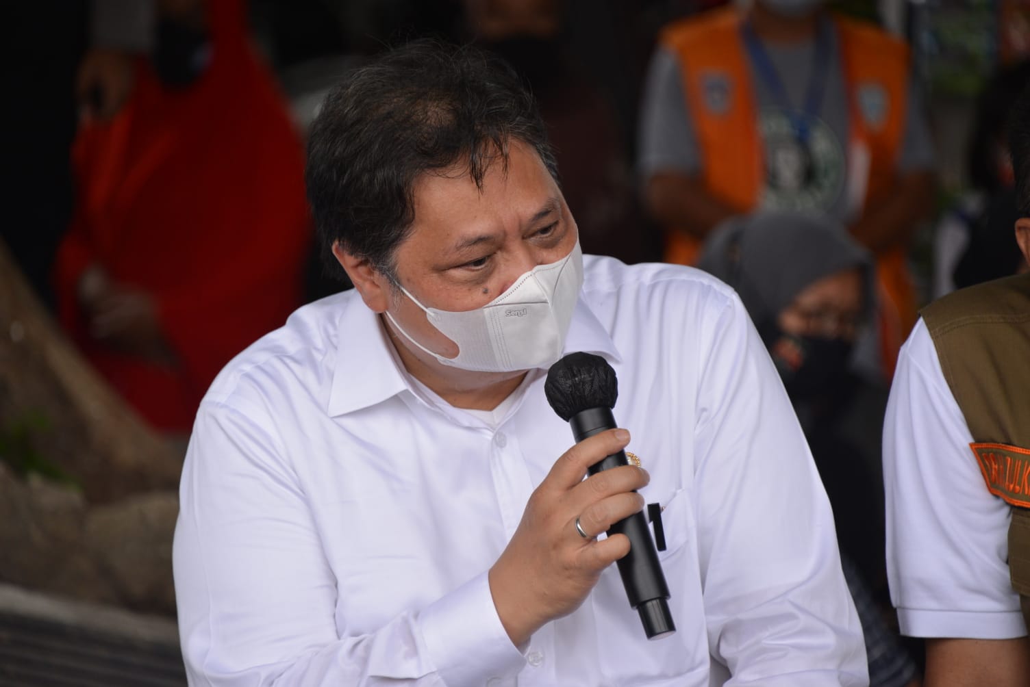 Tangis Bahagia PKLW di Mataram Saat Terima Bantuan dari Airlangga