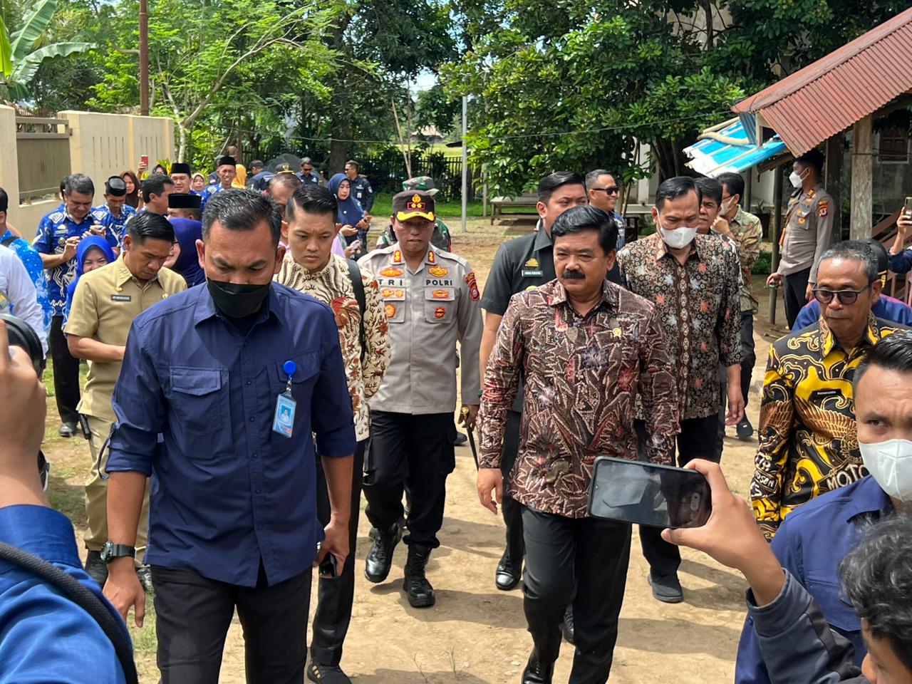 Antarkan Langsung Sertifikat ke Warga, Menteri Hadi Pastikan PTSL Tepat Sasaran