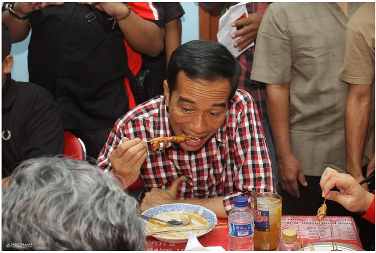 [Cek Fakta] Foto Jokowi Makan Bipang Ambawang? Ini Faktanya