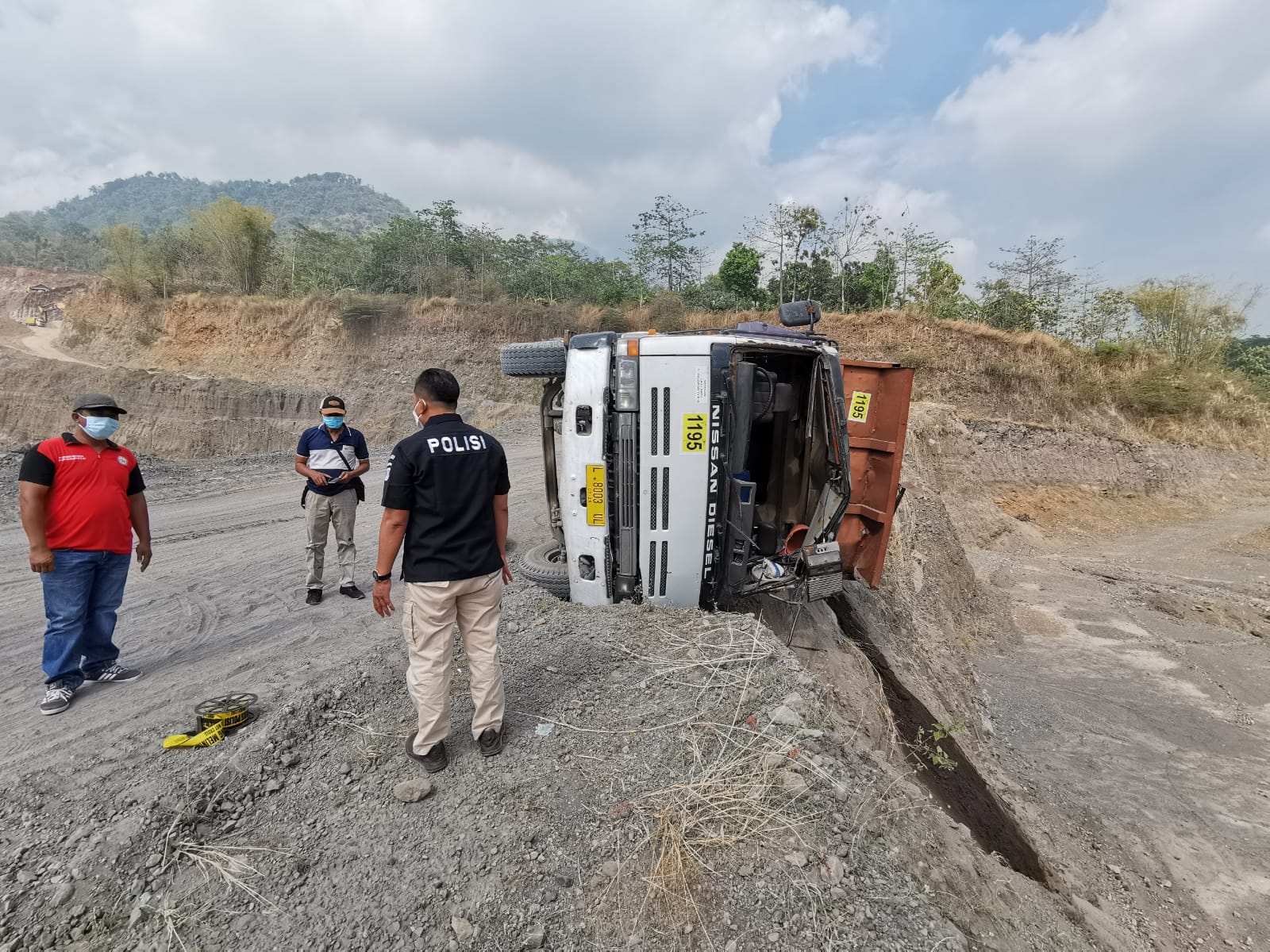 Truk Pasir Terguling di Mojokerto, Sopir Tewas Tertimbun Muatan