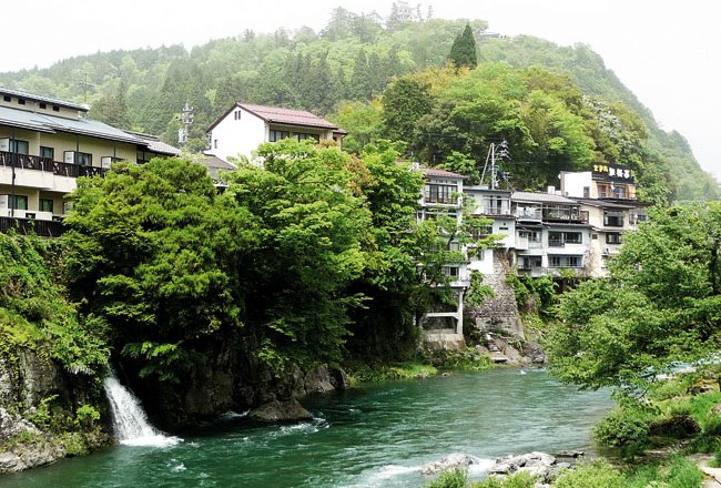 Sensasi Meminum Air Langsung dari Selokan