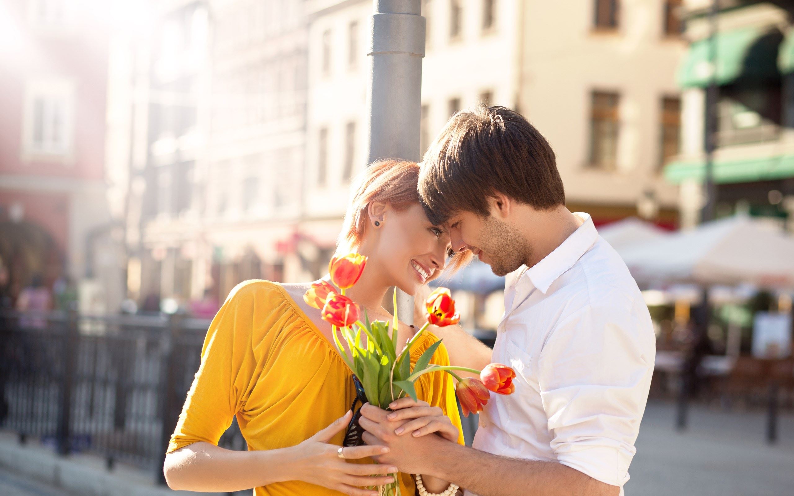 Муж встречает жену видео. Мужчина дарит цветы. Мужчина дарит цветы девушке. Романтическая фотосессия. Счастливые влюбленные.