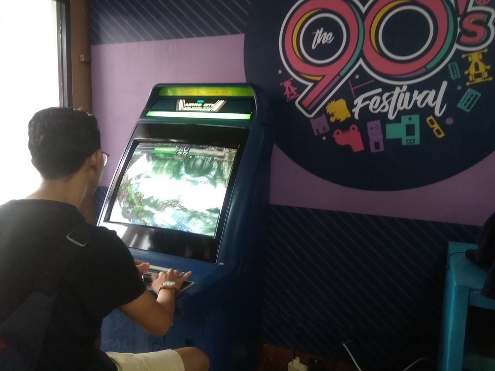 Kenang Masa Muda, Keluarga Ini Pakai Seragam Sekolah di The 90's Festival