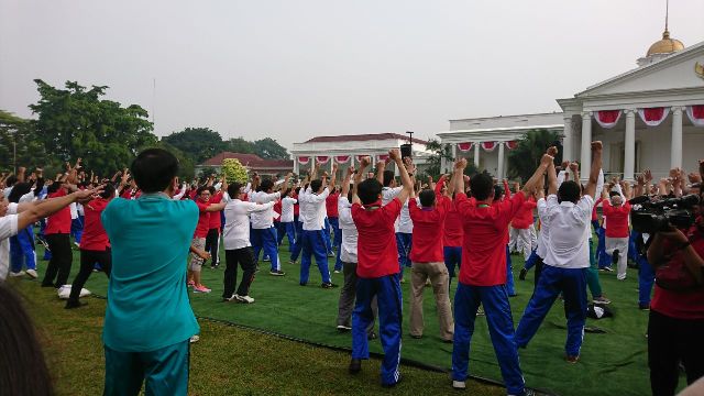 Presiden Senam Bareng Mahasiswa di Istana Bogor